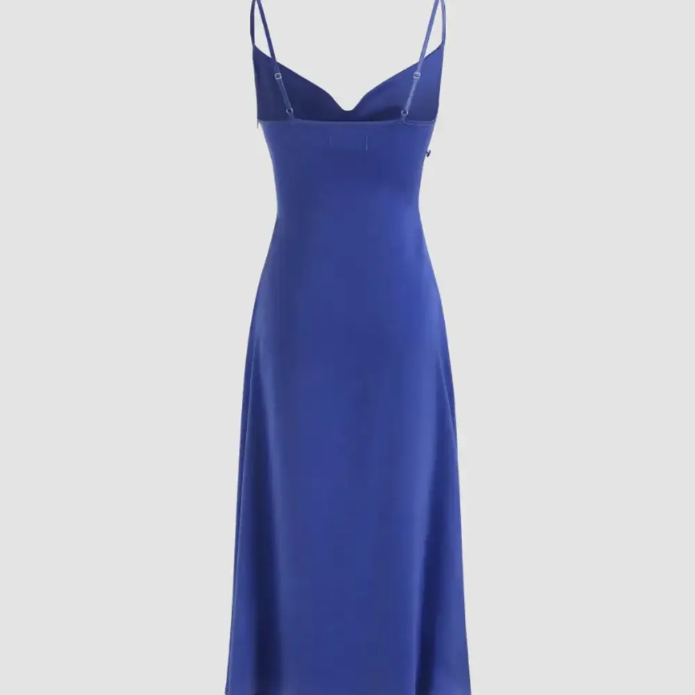 Superfin blå festlig klänning. Minilängd  med knappar längst sidan och en slits. Strl XS. Aldrig använd . Klänningar.