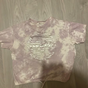 Lila san diego tröja - En fin lila tröja som går att ha som magtröja i olika längder! Strl 146-152