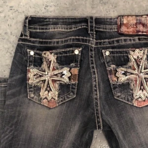 Miss me jeans  - (SKRIV PRIVAT FÖR BILD PÅ!💕)  säljer nu mina miss me jeans eftersom de är en aning stora på mig. Jag har klippt jeansen lite men de är fortfarande för långa för mig som är 164 cm. Bootcut modell💯💯