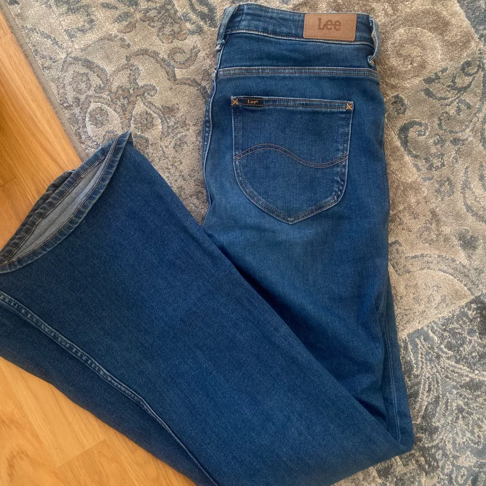 Flared jeans från lee, (snyggaste modellen någonsin) men passar mig tyvärr inte längre då jag gått upp i vikt,  super skick! Köpte förra sommaren. Jeans & Byxor.