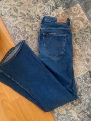 Flared jeans från lee, (snyggaste modellen någonsin) men passar mig tyvärr inte längre då jag gått upp i vikt,  super skick! Köpte förra sommaren