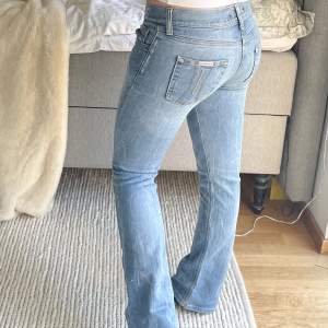 Säljer dessa super coola jeansen som tyvärr är lite små på mig. Buda från 100!   Innerbenslängd: 73 Midjemått tvärs över: 36