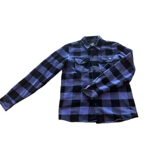 Sacramento Skjorta Lila - Flanell skjorta ifrån Dickies. Sparsamt använd. Orginalpris ligger på 699 kr men säljer den för halva priset. Skickas nytvättad. Skicka ett meddelande till mig om ni vill ha mer bilder, information etc! <3