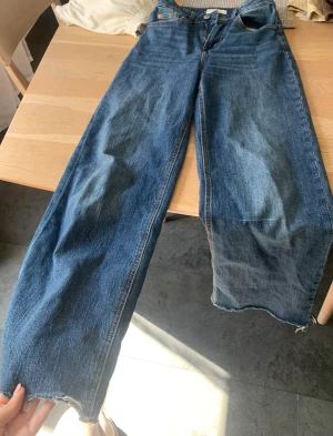 Blåa wide spread jeans - Använda jeans. 