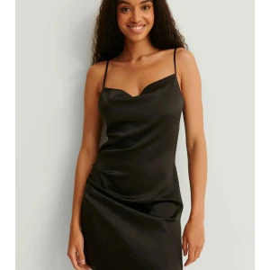 NA-KD SVART MINI DRESS - FLOWY MINI DRESS FRÅN NA-KD! Aldrig använd med prislapp på! Ej kvitto