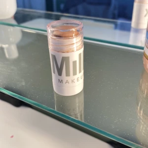 Milk bronser  -  Säljer nu min Milk bronser för 90 kr + frakt  endast användning via borstar en gång så den är inte det att min hud om fler vill köpa blir det budgivning ( den som budar högst måste köpa) köpt för 279kr