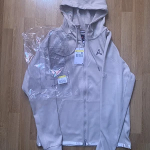 Helt ny Air Jordan tröja i färgen beige  - Helt ny Air Jordan tröja i storlek S.  För mer frågor skicka ett meddelande och pris kan diskuteras! 