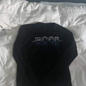 Hugo Boss sweatshirt köpt i Boss butik.  Bra skick.  Nås via dm för fler bilder eller prisdisskusion.