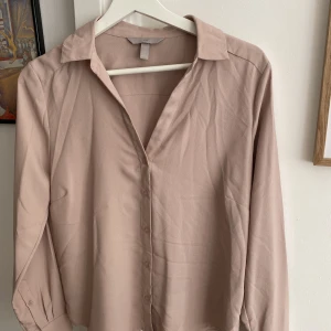 Två blusar - Säljer två blusar. Det är samma modell och storlek. Perfekta basplaggen.  Rosa och svart.