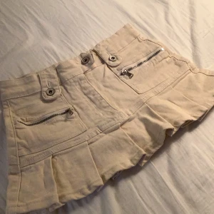 Beige kjol - Beige kjol med två fickor i storlek XS💞 I perfekt skick, har knappt använt!