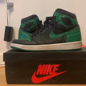 Jordan 1 high pine green - Storlek 42. Inget trasigt, ganska använda