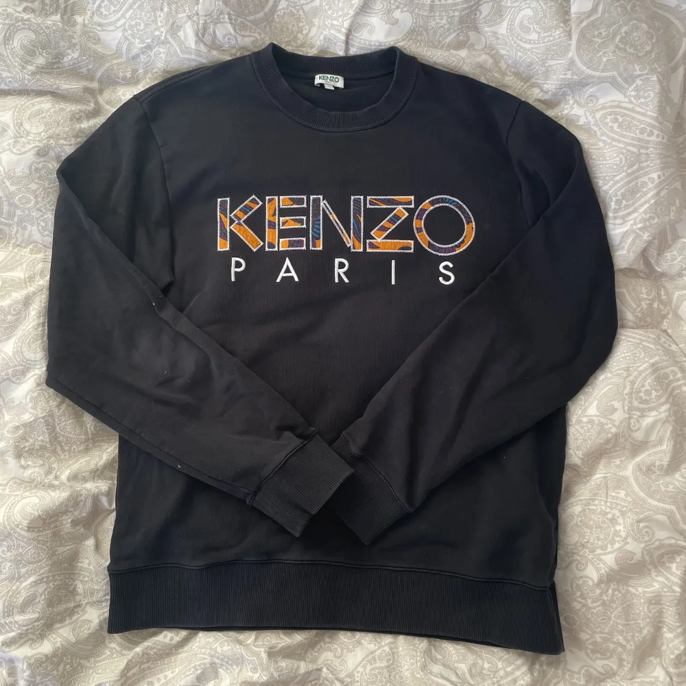 Sweatshirt från KENZO köpt på NK i Stockholm. Fint skick! Nypris ca 2000kr. Pris kan diskuteras vid snabb affär!. Tröjor & Koftor.
