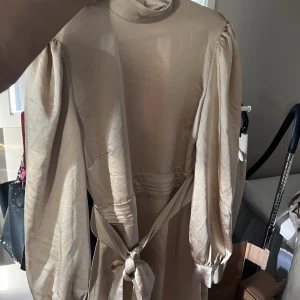 Klänning  - Klänning från nakd i champagnefärg, endast använd 1 gång. Köparen står för frakt 