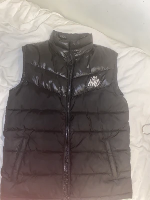 Kwd väst  - Kwd väst helt ny och i toppen skickt. Storlek M  Kan diskutera priser!! 