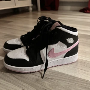 Jordans arctic pink - Superfina Jordans arctic pink i strl 39, bara använda ett fåtal gånger. Inköpta förra sommaren för 3100kr. Något billigare vid snabb affär!!
