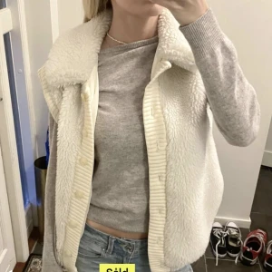 Teddy väst - Såå fin väst köpt från plick. Men tyvärr för liten för mig. Köpt för 250 säljer för 150!!