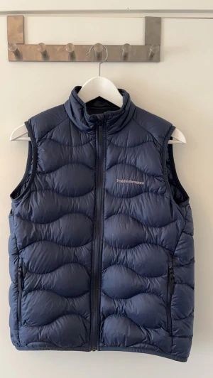 Peak performance väst 160 - Säljer nu min peak performance väst för jag växt ut den. Den är i använt skick men är fortfarande fräsch. Köpt på kidsbrandstore för 1299kr i men hittar tyvärr inte kvittot. Den är i storlek 160