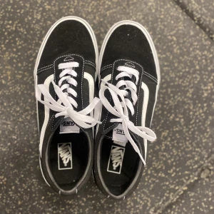Vans sko - Säljer mina vans skor som är använd 2 gånger inomhus, storlek 39☺️