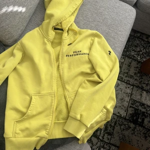 Peak performance tröja  - En peak performance tröja storlek M,  I jätte bra skick inga skador eller använd några gånger under förra sommaren 