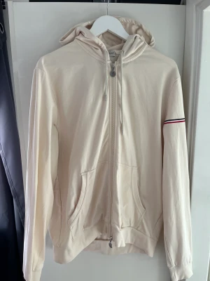 Moncler zip up cream white - Säljer min moncler zip up cream white väldigt bra skick. Använd 2-3 gånger enbart 