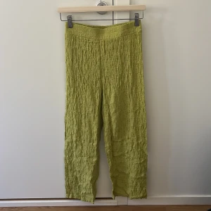 Krinklade byxor - Dessa fina somriga byxor är nu till salu. Materialet är extremt tunnt och luftigt vilket gör de perfekta till sommarn och byxorna är helt oanvända med lappen som fortfarande sitter på. Priset är inklusive frakt💞