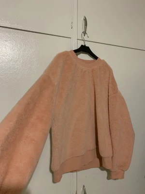 Hoddie  - Använt bara några gånger men inte mer än så, för mjuk från utsidan 