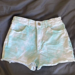 Jeans shorts  - Fina, somriga jeans shorts. Använda få gånger. Sköna och går att spänna in i midjan. Priset kan diskuteras.