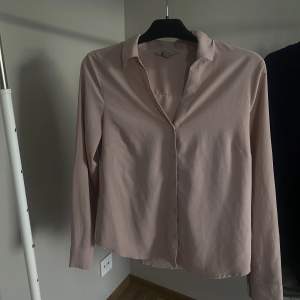 Rosa blus från H&m i strl 38. Är sparsamt använd och är i fint skick. Säljes för 60kr, köparen står för frakten. 