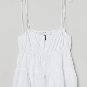 Topp - En söt topp som passar perfekt nu till sommarn!💕  vit volang topp i storlek S-M (38 men passar för mig som är S)som passar till både jeans och andra typer av underdelar😁pris kan diskuteras 💕💕