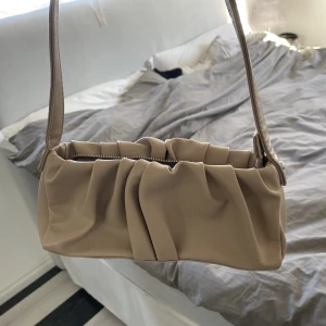 Axelväska - Liten beige axelväska från ASOS. Jättefint skick💞
