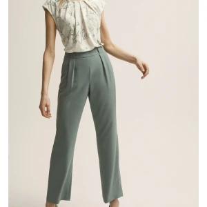 Stockh lm byxor NYA! - Säljer mina oanvända Stockh lm byxor. Lapp ej kvar men de är helt oanvända! Den heter Lima trousers. Jag är 171 cm och byxorna går ned till mina hälar utan skor.