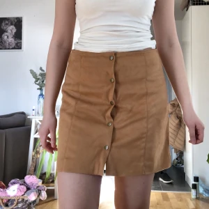 NY! Kjol - Aldrig använd! Mockaliknande material