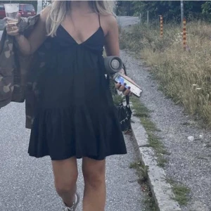 Klänning - Jätte fin nästan helt oanvänd klänning, skriv för fler frågor: OBS TRYCK INTE PÅ KÖP NU