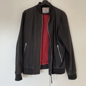 Bomberjacka  - Bomber jacka ifrån Jack and Jones. Knappt använd!