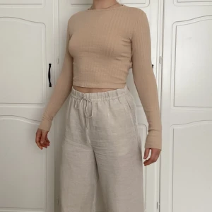 Nakd topp - En topp från NAKD med knytning i ryggen (bild 3). Jättesöt och passar till allt, jag kan dock inte använda den pga att jag beställde den i fel storlek. Hoppas den används mer av någon annan! 🤎🤎