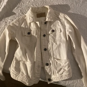 Vit jeansjacka - Oanvänd vit jeansjacka från amisu.