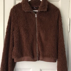 Teddy-jacka - Mysig Teddy jacka som inte kommer till användning. Nypris: 400kr