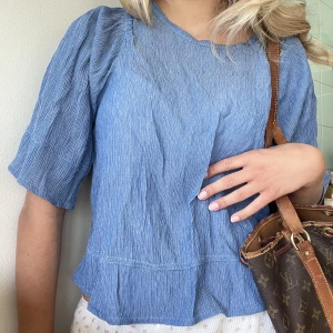 Topp Zara - Sött topp från Zara. Storlek L men passar även mig som xs/s. 💕💕💕