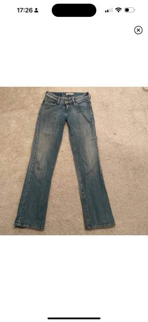 Säljer dessa sjukt snygga lågmidjade jeans från Levis💗 har ett litet hår i bakfickan men man tänker inte på de. Midja: 72 innerbensmåttet: 82