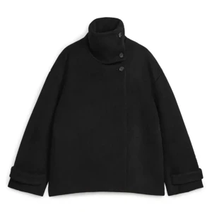 Kappa - En svart kappa från Arket, i använt skick utan defekter❤️‍🔥❤️‍🔥Strl S