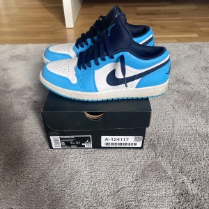 Jordan 1 low unc blue - Säljer nu mina Jordans pga för små. Bra skick använda regelbundet i några månader. Box medföljer! Nypris ca 3000