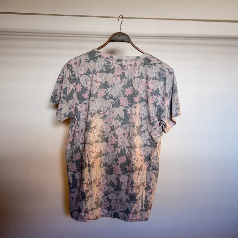 Superfin blom-mönstrad tshirt från Homebound i M. 60% bomull, 40% polyester.. T-shirts.