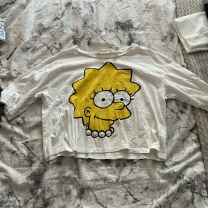 En vit topp - En vit topp emd Simson och bad står det Genius since brith kostar 35kr+20kr frakt 