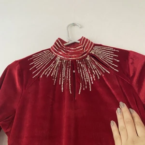 Röd klänning  - Säljer min röda klänning för 75kr o har använt den tre gånger. 