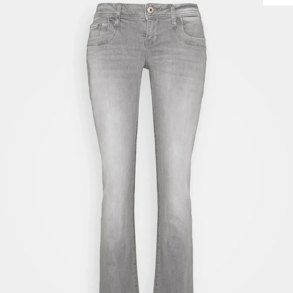 Säljer dessa jeans pga att dom har blivit för små. Dom är ganska andvända därför lite fläckar (se bild 3) men ändå bra skick! Storlek 29/34.. Jeans & Byxor.