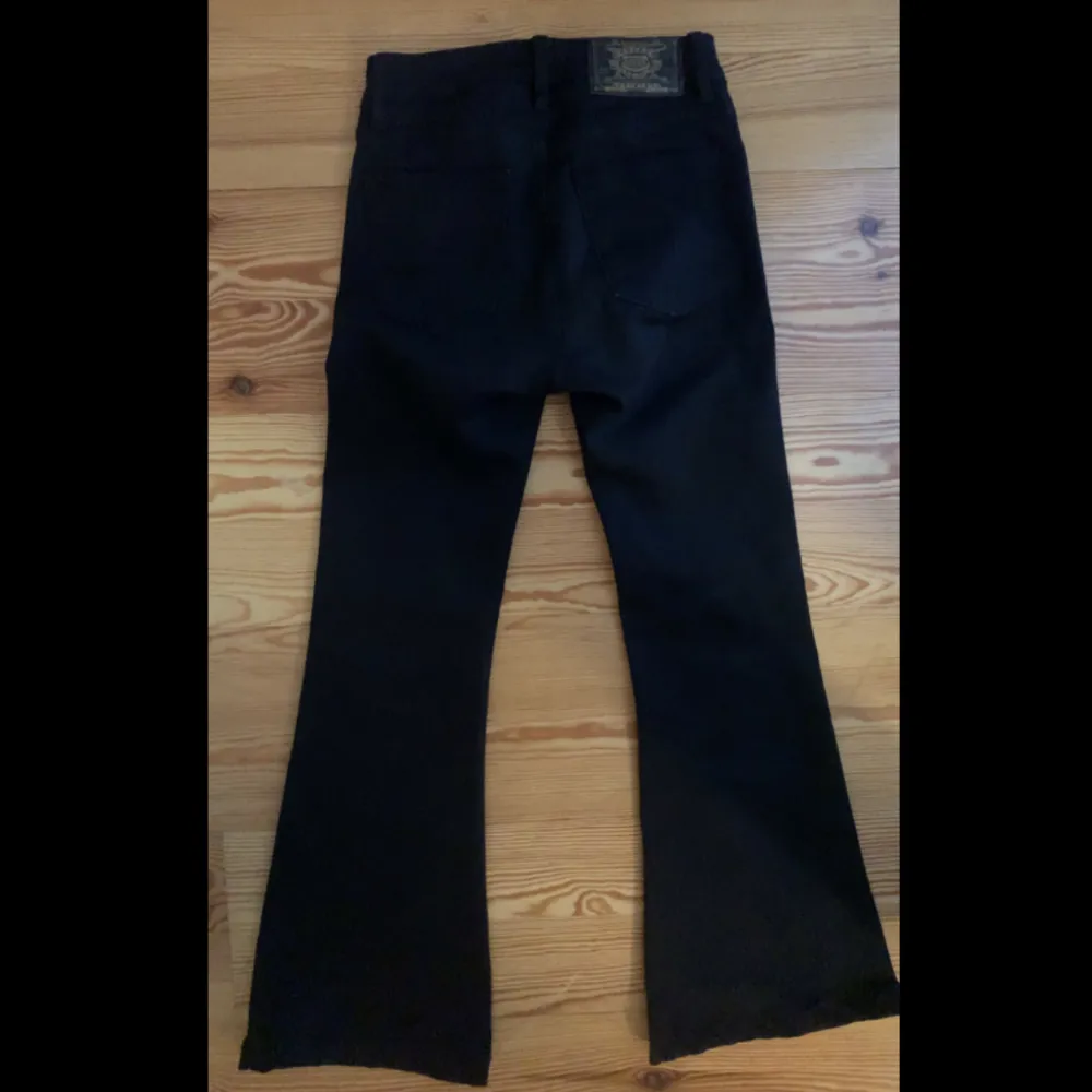 Säljer dessa svarta flared jeans i mycket bra skick! Kan mötas upp i Stockholm om man vill köpa. Hör av dig om du har några frågor. . Jeans & Byxor.