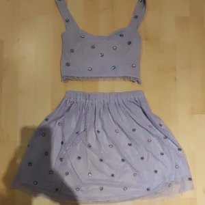 Lolita sommaruppsättning av topp och kjol. - Helt ny och oanvänd lolitatopp med kjol (säljer dem tillsammans).