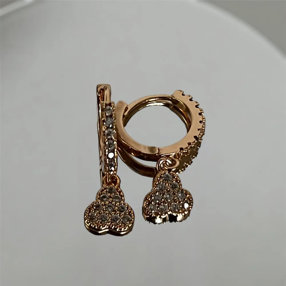 Clover diamond guld örhänge köpt i Dubai säljs för 50 🤍 Små 2cm! Pläterad . Accessoarer.
