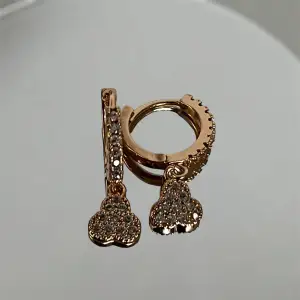 Clover diamond guld örhänge köpt i Dubai säljs för 50 🤍 Små 2cm! Pläterad 