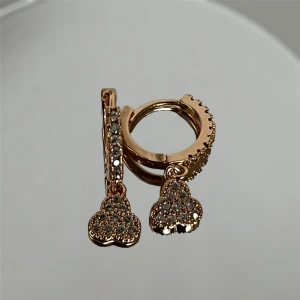 Diamant guld örhängen - Clover diamond guld örhänge köpt i Dubai säljs för 50 🤍 Små 2cm! Pläterad 